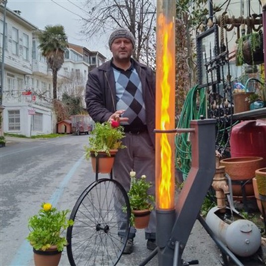 Ohrievač na drevené pelety na dvore